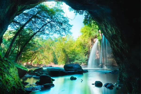 Erstaunliche schöne Wasserfälle im tiefen Wald am haew suwat Wasserfall im Khao yai National par — Stockfoto