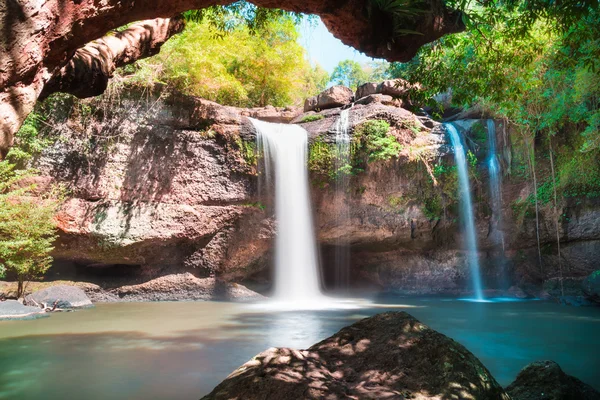 Erstaunliche schöne Wasserfälle im tiefen Wald am haew suwat Wasserfall im Khao yai National par — Stockfoto