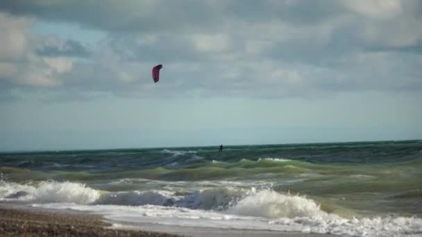 Kiteboarder απολαμβάνει σπορ στη θάλασσα με αλεξίπτωτα, Kiteboarding. Έννοια της ενεργού αναψυχής, θαλάσσια σπορ. — Αρχείο Βίντεο