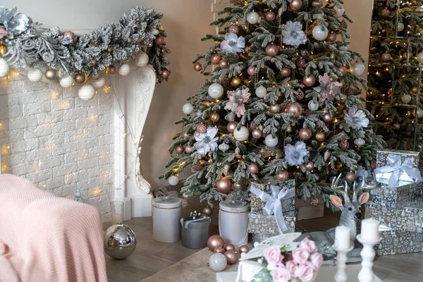 ツリーとギフトの下にクリスマスのリビングルームは 現代的なロマンチックなスタイルです クリスマス休暇のコンセプト はがきの背景 高品質の写真 — ストック写真