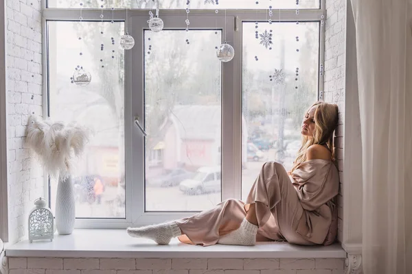 Отдыхающая Думающая Женщина Пижаме Сидит Дома Подоконнике Вид Сбоку — стоковое фото