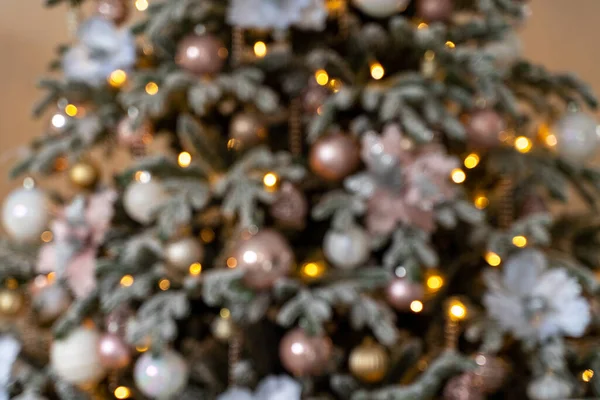 Árvore de Natal decorada em borrão, fundo para fotos de Natal. O conceito de férias de Natal, feriados. — Fotografia de Stock