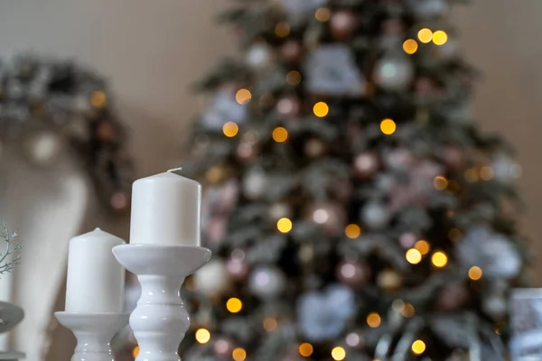 Dekorierte Weihnachten in Unschärfe, Hintergrund für Weihnachtsbilder. Das Konzept der Weihnachtsferien, Feiertage. — Stockfoto