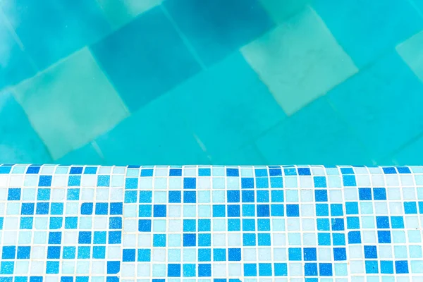 Een uitzicht op het zwembad vanaf de top met de vloer en muren een blauwe tegel. — Stockfoto