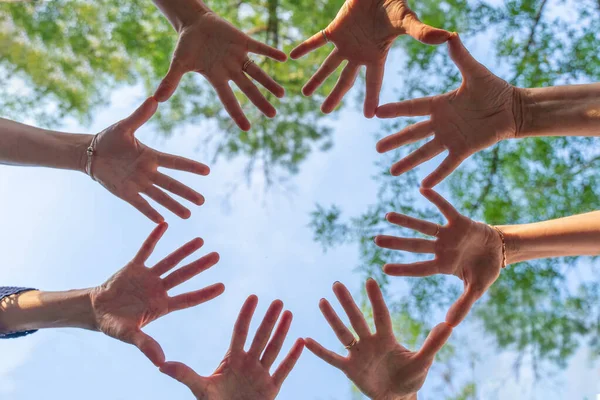 Ženské Ruce Čtyř Mužů Jsou Spojeny Palci Malíčky Teambuilding Kvalitní — Stock fotografie