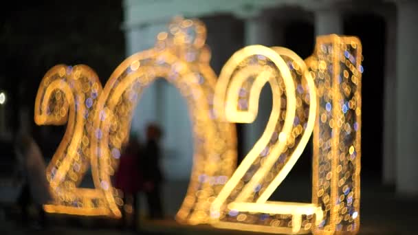 Instalación de Año Nuevo 2021 e iluminación bokeh. Feliz Año Nuevo 2021 — Vídeos de Stock