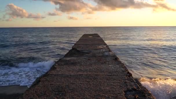 Antiguo muelle en la costa del mar al atardecer. Viento ligero y ondulaciones en el mar. Concepto de calma y serenidad. Fondo de la naturaleza de verano, hermoso paisaje marino. 4k — Vídeo de stock