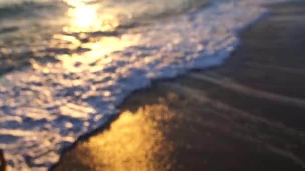 Güzel deniz batımı. Alevli gökyüzü ve parıldayan altın dalgalar. 4K video — Stok video