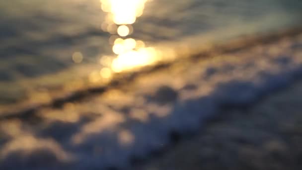 Güzel deniz batımı. Alevli gökyüzü ve parıldayan altın dalgalar. 4K video — Stok video