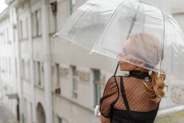 Blondynka Stoi Pod Przezroczystym Parasolem Podczas Deszczu Sezon Jesienny Widok — Zdjęcie stockowe