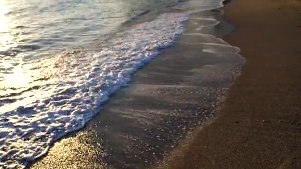 Hermoso atardecer. El cielo ardiente y las brillantes olas doradas. Vídeo 4K — Vídeos de Stock