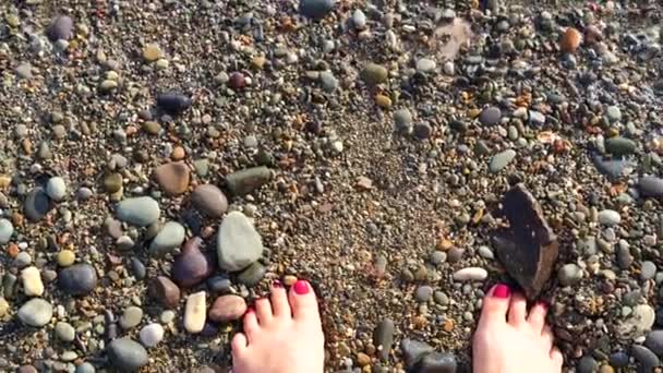 Een zeegolf spoelt over mijn blote voeten. Zomer frisheid van de zee golf. Een golf bedekte de vrouwenbenen met een rode pedicure. De zeegolf spoelt het zand van je voeten.. — Stockvideo
