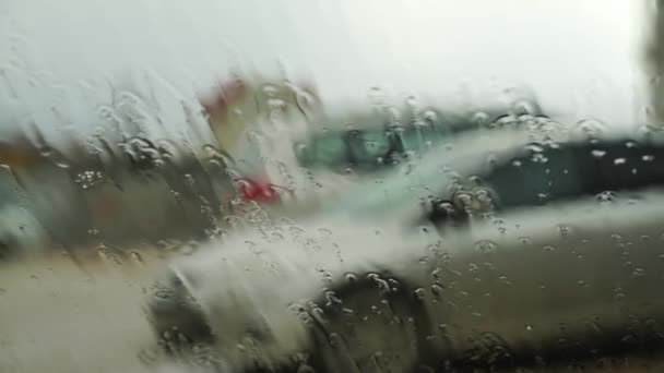 Lluvia de verano salpica en la piscina. Primer plano de la piscina durante una tormenta y gotas de lluvia cayendo al agua. — Vídeo de stock