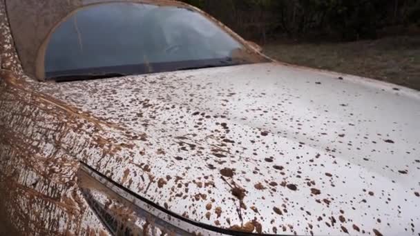 Крупним планом бруд на машині після проїзду через бруд. позашляховик після їзди на рідкому бруді — стокове відео