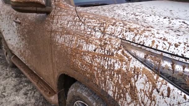 Primer plano de la suciedad en el coche después de conducir a través del barro. Vehículo todoterreno después de conducir en barro líquido — Vídeo de stock