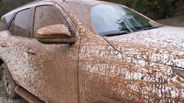 Çamura saplandıktan sonra arabanın pisliğini yakından çek. Sıvı çamur üzerinde sürdükten sonra off-road aracı — Stok video