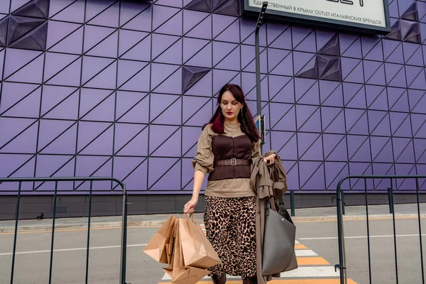 Piękna dziewczyna z torbami na zakupy idzie deptakiem dla pieszych. Konsumpcjonizm, zakupy, zakupy, koncepcja stylu życia — Zdjęcie stockowe