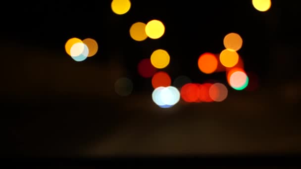 Fuera de foco hermoso resplandeciente borrosa bokeh de coches y semáforos en la noche. Atasco de tráfico de ciudad borrosa en la calle de la ciudad. luces coloridas desenfocadas de atasco de tráfico en la calle de la ciudad — Vídeos de Stock