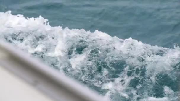 Ondas poderosas emanando de um barco em movimento rápido, um enorme fluxo de água verde com espuma branca em ascensão, um tiro bonito e estável ideal para cinema, composição digital, mapeamento de vídeo — Vídeo de Stock