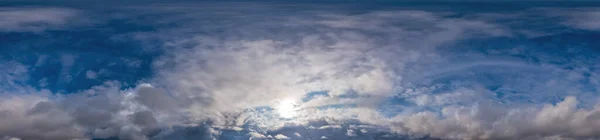 Panorama cielo azul con nubes Cirrus en formato esférico equirectangular sin costuras. Cénit completo para usar en gráficos 3D, juegos y edición de panoramas de 360 grados de drones aéreos para reemplazar el cielo. — Foto de Stock