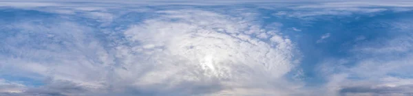 Panorama cielo azul con nubes Cirrus en formato esférico equirectangular sin costuras. Cénit completo para usar en gráficos 3D, juegos y edición de panoramas de 360 grados de drones aéreos para reemplazar el cielo. — Foto de Stock