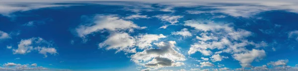 Panorama cielo azul con nubes Cirrus en formato esférico equirectangular sin costuras. Cénit completo para usar en gráficos 3D, juegos y edición de panoramas de 360 grados de drones aéreos para reemplazar el cielo. — Foto de Stock