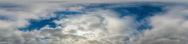 Panorama cielo azul con nubes Cirrus en formato esférico equirectangular sin costuras. Cénit completo para usar en gráficos 3D, juegos y edición de panoramas de 360 grados de drones aéreos para reemplazar el cielo. — Foto de Stock