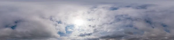 Gün batımında bulutlu gökyüzü panoraması. Kümülüs bulutları 3 boyutlu grafikler, oyun ve hava aracı gökyüzü değişimi için 360 derecelik panoramalarda kullanılmak üzere kusursuz küresel eşkenar formatta.. — Stok fotoğraf