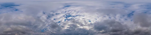 Niebieski wieczór niebo bezszwowe panorama sferyczne prostokątny widok 360 stopni z Cumulus chmury, zachodzące słońce. Pełny zenit do wykorzystania w grafice 3D, panoramach gier i dronów lotniczych jako zamiennik nieba. — Zdjęcie stockowe