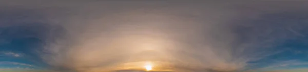 Bedecktes Himmelspanorama bei Sonnenuntergang mit Cumuluswolken im nahtlosen sphärischen Äquirechteckformat als voller Zenit für den Einsatz in 3D-Grafiken, Spiel- und Luftdrohnen 360-Grad-Panoramen als Himmelsersatz. — Stockfoto