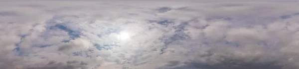 Obloha obloha panorama při západu slunce s mraky Cumulus v bezešvé sférické rovnoramenný formát jako plný zenit pro použití ve 3D grafiky, hry a letecké drone 360 stupňů panoramata pro výměnu oblohy. — Stock fotografie