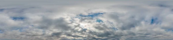 Panorama nublado del cielo al atardecer con nubes Cumulus en formato esférico equirectangular sin costuras como cenit completo para su uso en gráficos 3D, juegos y aviones teledirigidos panoramas de 360 grados para reemplazo del cielo. — Foto de Stock