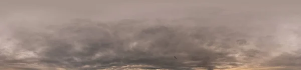 Panorama zachmurzenia nieba na zachodzie słońca z chmurami Cumulus w bezproblemowym, kulistym formacie prostokątnym jako pełny zenit do wykorzystania w grafice 3D, grze i dronie lotniczym 360 stopni panoramy na wymianę nieba. — Zdjęcie stockowe