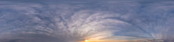 Panorama céu nublado no pôr do sol com nuvens Cumulus em formato equiretangular esférico sem costura como zênite completo para uso em gráficos 3D, jogo e drone aéreo panoramas de 360 graus para substituição do céu. — Fotografia de Stock