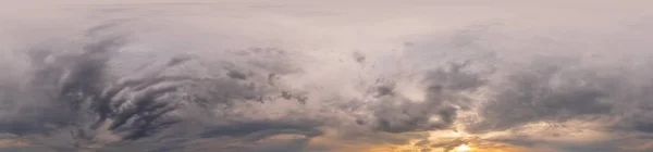 Panorama cielo coperto al tramonto con nuvole Cumulus in perfetto formato sferico equirettangolare come zenit completo per l'uso in grafica 3D, gioco e drone aereo panorami a 360 gradi per la sostituzione del cielo. — Foto Stock