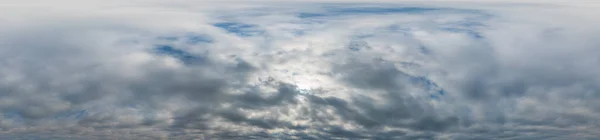 Panorama nublado del cielo al atardecer con nubes Cumulus en formato esférico equirectangular sin costuras como cenit completo para su uso en gráficos 3D, juegos y aviones teledirigidos panoramas de 360 grados para reemplazo del cielo. — Foto de Stock