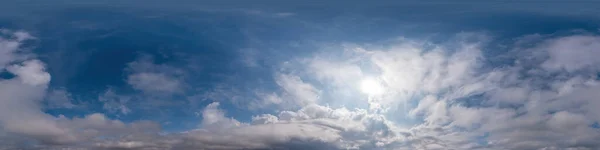 Panorama cielo azul con nubes Cirrus en formato esférico equirectangular sin costuras. Cénit completo para usar en gráficos 3D, juegos y edición de panoramas de 360 grados de drones aéreos para reemplazar el cielo. — Foto de Stock
