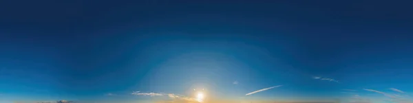 Панорама голубого неба с облаками цирруса в бесшовном сферическом равноугольном формате. Полный зенит для использования в 3D графике, игре и редактировании аэродронов 360 градусов для замены неба. — стоковое фото