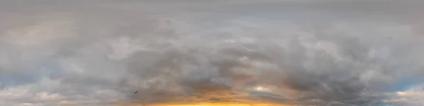 Panorama du ciel couvert au coucher du soleil avec nuages Cumulus en format équirectangulaire sphérique sans couture comme zénith complet pour une utilisation dans les graphiques 3D, le jeu et les panoramas aériens de drone 360 degrés pour le remplacement du ciel. — Photo