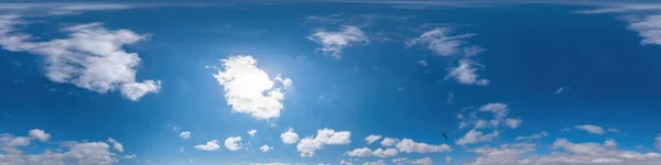 Panorama błękitnego nieba z chmurami Cirrus w bezproblemowym, kulistym, prostokątnym formacie. Pełny zenit do wykorzystania w grafice 3D, grze i edycji dron powietrzny 360 stopni panoramy do zastąpienia nieba. — Zdjęcie stockowe