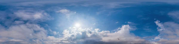 Panorama błękitnego nieba z chmurami Cirrus w bezproblemowym, kulistym, prostokątnym formacie. Pełny zenit do wykorzystania w grafice 3D, grze i edycji dron powietrzny 360 stopni panoramy do zastąpienia nieba. — Zdjęcie stockowe