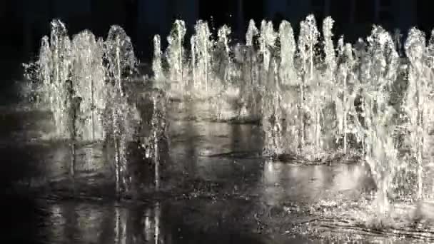 Wasserstrahlen vom Stadtbrunnen im Park im Sonnenuntergang. Wasserdruck und -druck. Spritzwasser. Zeitlupe. Nahaufnahme — Stockvideo