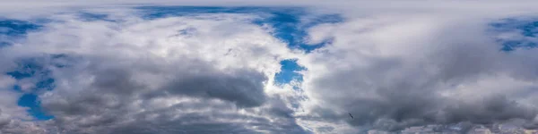 Ciel bleu du soir vue panoramique sphérique équirectangulaire à 360 degrés avec nuages Cumulus, coucher de soleil. Zénith complet pour une utilisation dans les graphismes 3D, le jeu et les panoramas aériens de drones comme remplacement du ciel. — Photo