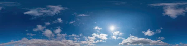 Kék ég panoráma Cirrus felhők zökkenőmentes gömbölyű egyensúlyi négyszögletes formátumban. Full zenith for use in 3D graphics, game and editing aerial drone 360 fokos panoráma az ég cseréjére. — Stock Fotó