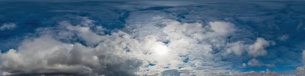 Голубое вечернее небо бесшовная панорама сферического равноугольного 360 градусов зрения с кучевыми облаками, заходящими солнцем. Полный зенит для использования в трехмерной графике, игровых и воздушных беспилотниках в качестве замены неба. — стоковое фото