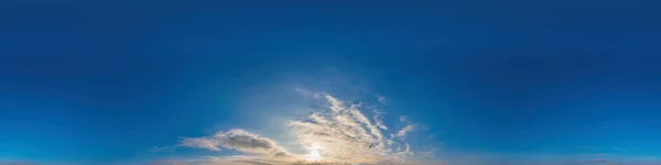 Panorama do céu azul com nuvens Cirrus em formato equiretangular esférico sem costura. Zénite completo para uso em gráficos 3D, jogo e edição de drone aéreo panoramas de 360 graus para substituição do céu. — Fotografia de Stock