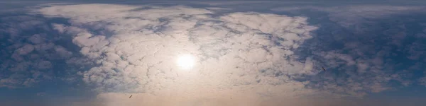 Μπλε ουρανό πανόραμα με σύννεφα Cirrus σε Seamless σφαιρικό equiορθογώνιο σχήμα. Πλήρες ζενίθ για χρήση σε 3D γραφικά, παιχνίδια και επεξεργασία εναέρια drone 360 μοίρες πανόραμα για την αντικατάσταση του ουρανού. — Φωτογραφία Αρχείου