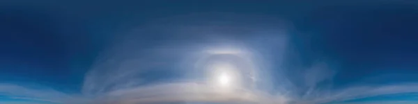 Langit biru panorama dengan awan Cirrus dalam bentuk bola yang sama tak bertepi. Zenith penuh untuk digunakan dalam grafis 3D, game dan editing pesawat tanpa awak 360 derajat panorama untuk penggantian langit. — Stok Foto