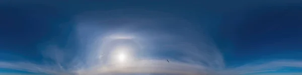 Panorama du ciel bleu avec nuages Cirrus en format équirectangulaire sphérique sans couture. Zénith complet pour une utilisation dans les graphismes 3D, le jeu et l'édition de panoramas aériens de drone 360 degrés pour le remplacement du ciel. — Photo