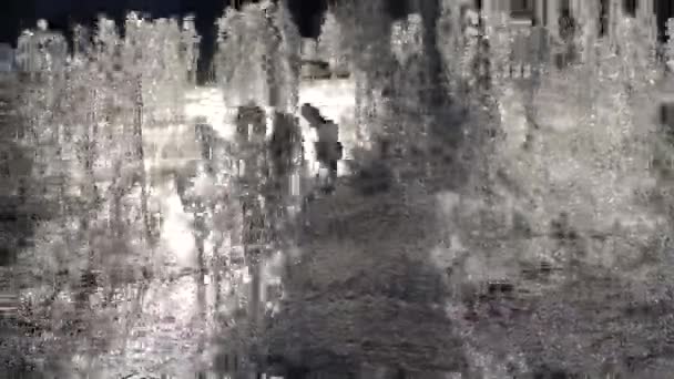 Wasserstrahlen vom Stadtbrunnen im Park im Sonnenuntergang. Wasserdruck und -druck. Spritzwasser. Zeitlupe. Nahaufnahme — Stockvideo